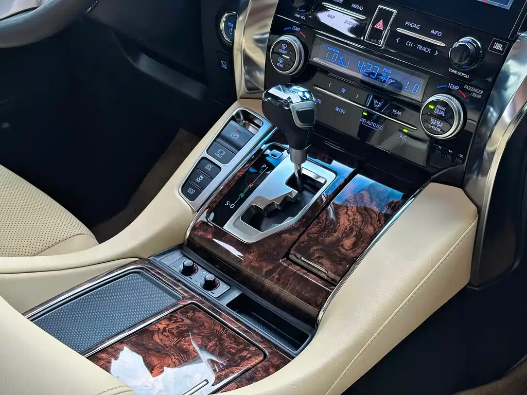 Toyota Vellfire 2023 — фото 15