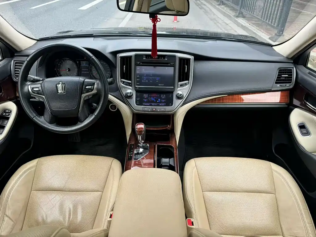 Toyota Crown 2017 — фото 9