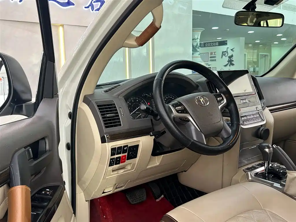 Toyota Land Cruiser 2020 — фото 12
