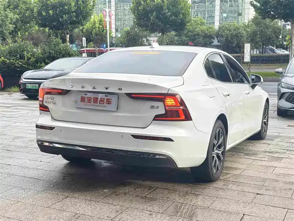 Volvo S60 2025