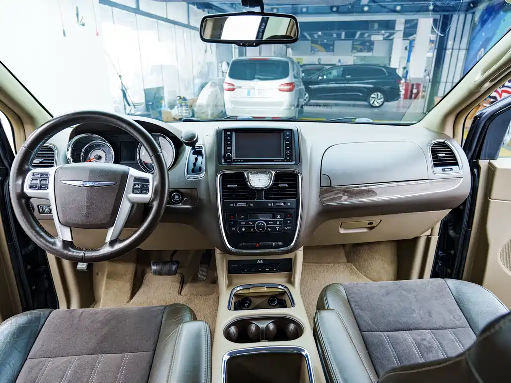 Chrysler Grand Voyager 2018 — фото 15