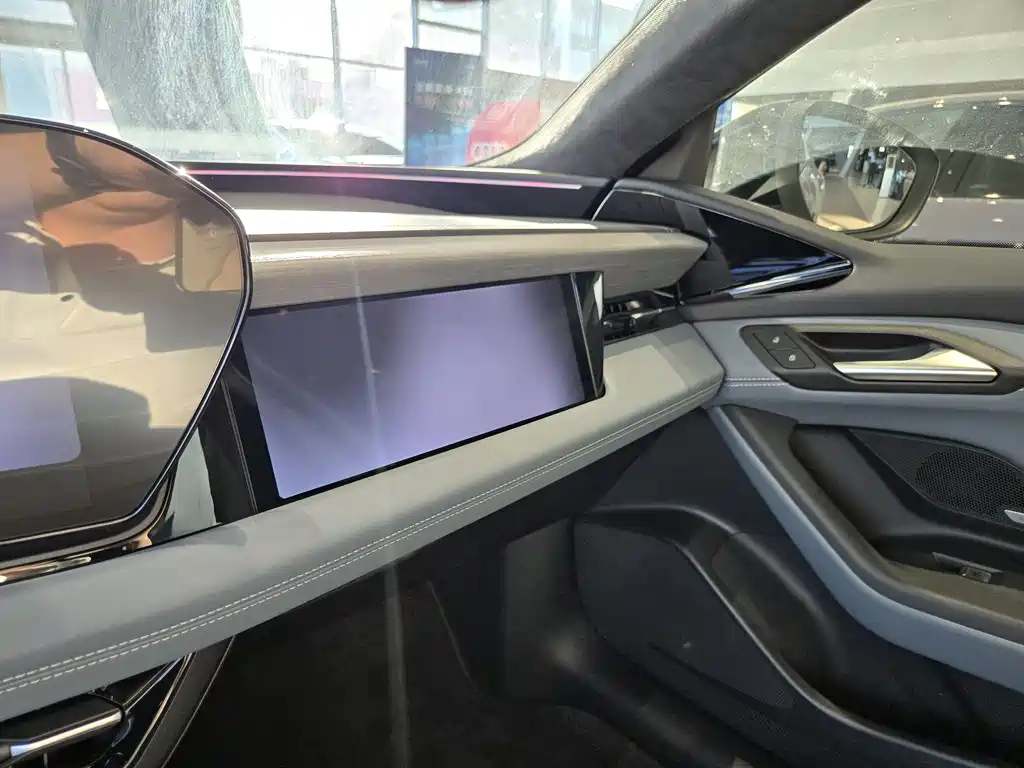 Audi A6L e-tron — фото 13
