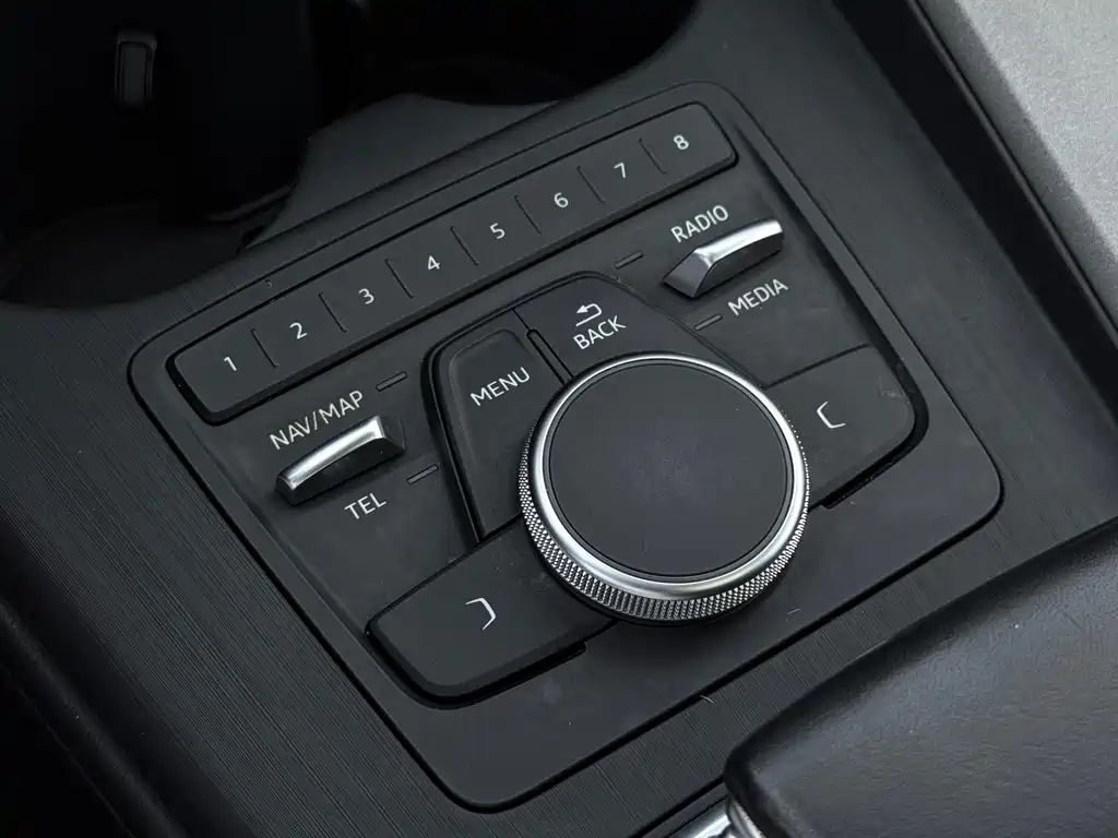 Audi A4L 2018 — фото 17