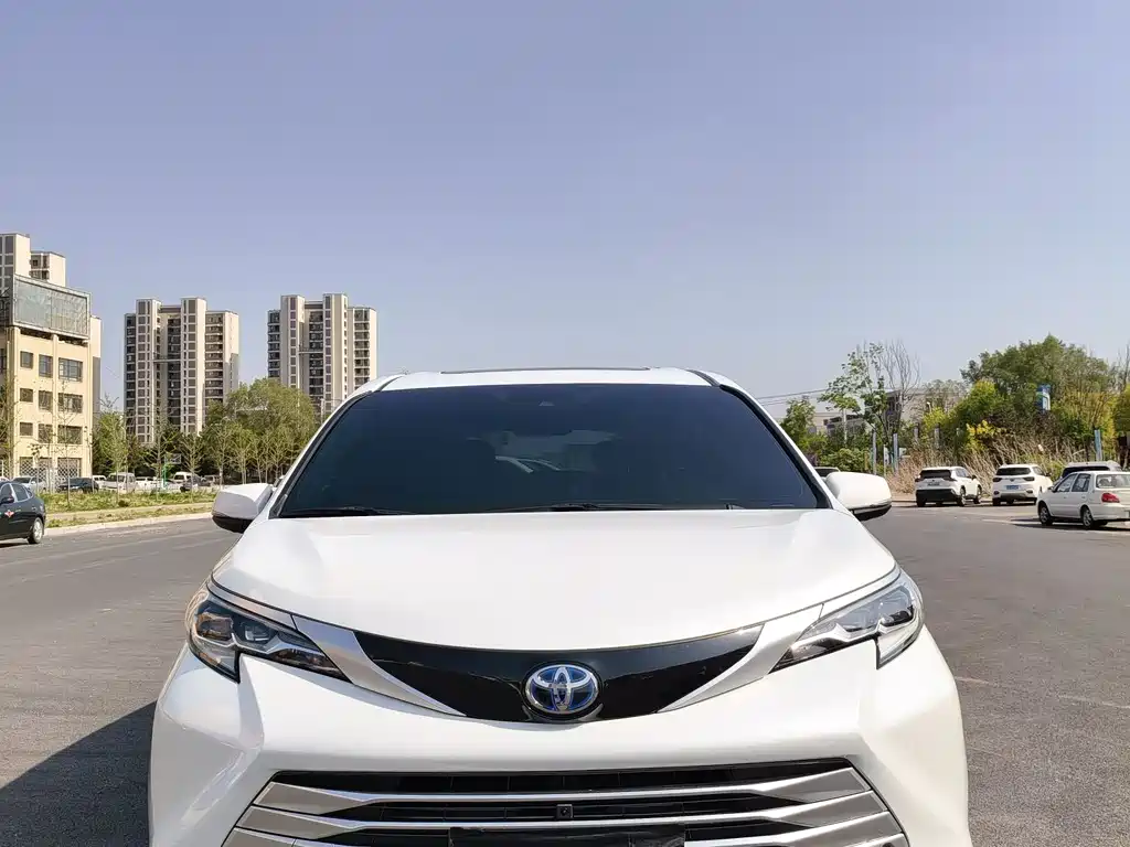 Toyota Sienna 2023 — фото 2