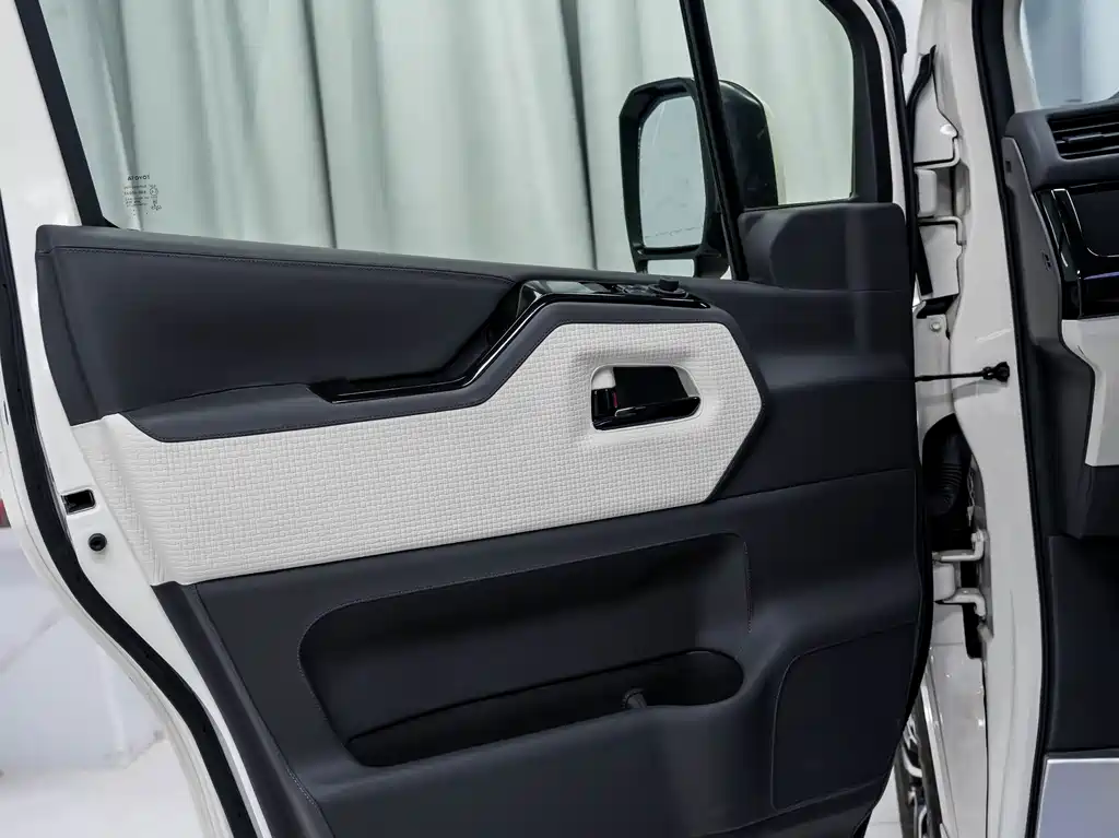 Toyota Hiace — фото 14