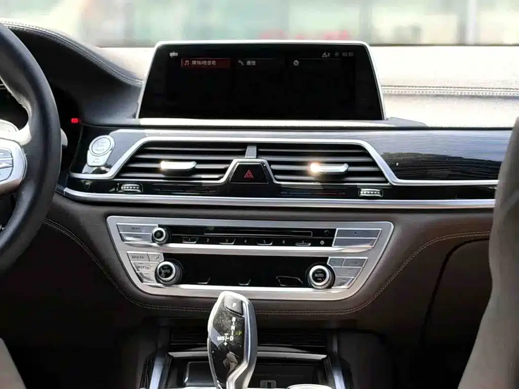 BMW 7 Series 2017 — фото 8