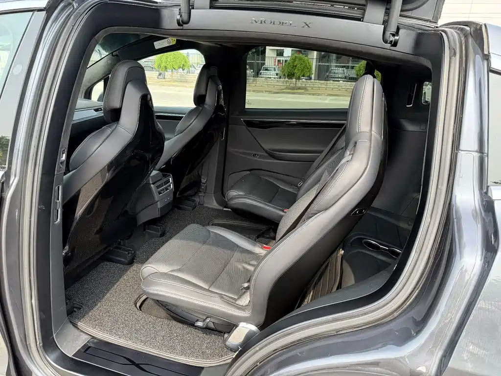 Tesla Model X 2017 — фото 12