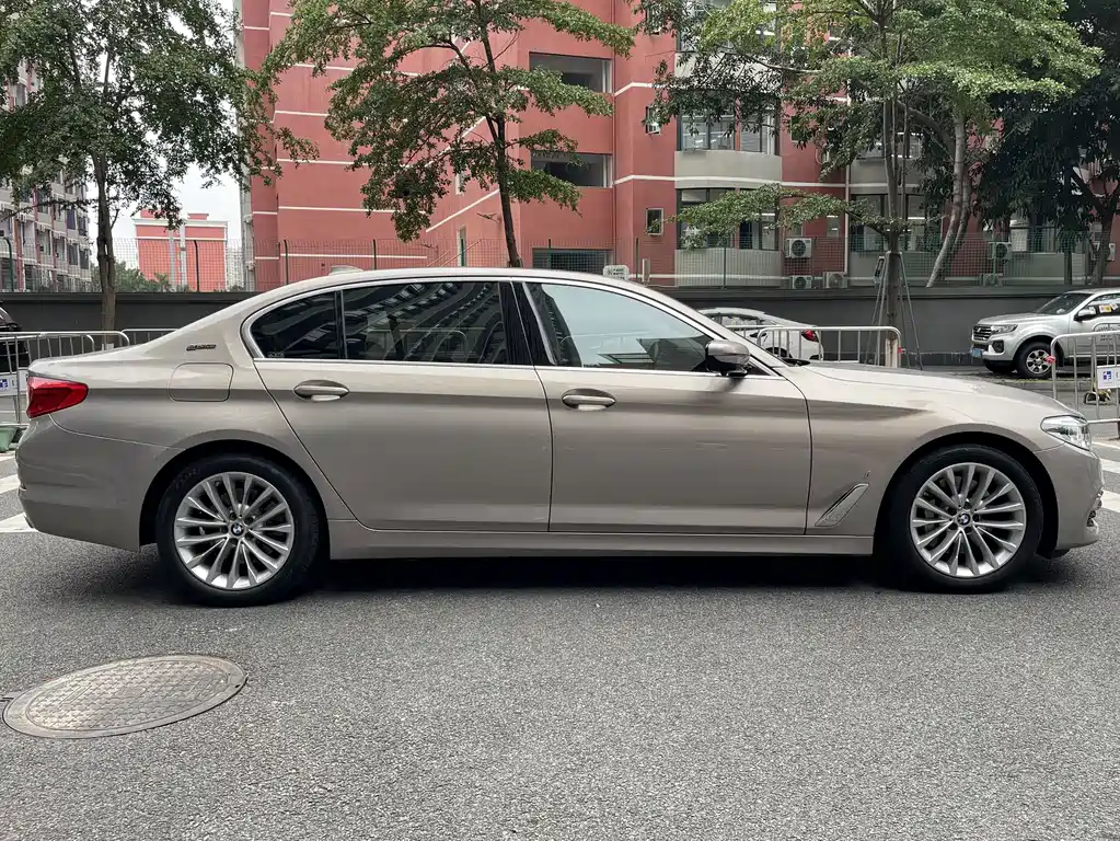 BMW 5 Series New Energy 2019 — фото 8