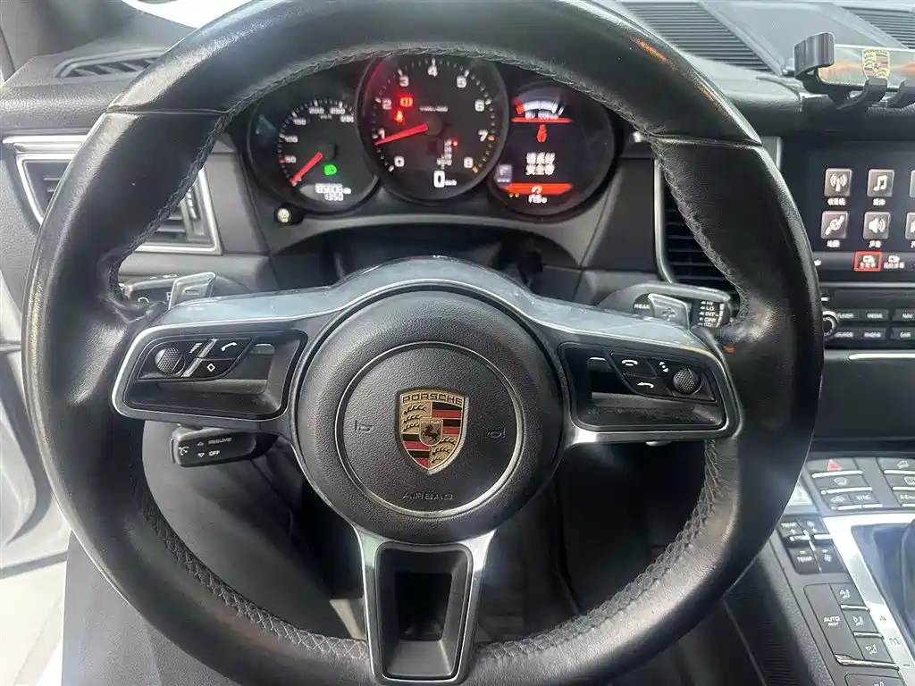 Porsche Macan 2017 — фото 14