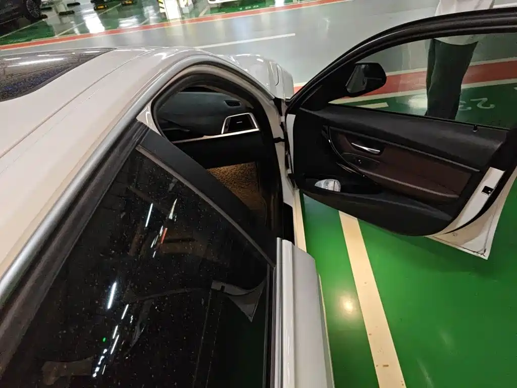 BMW 3 Series 2018 — фото 19