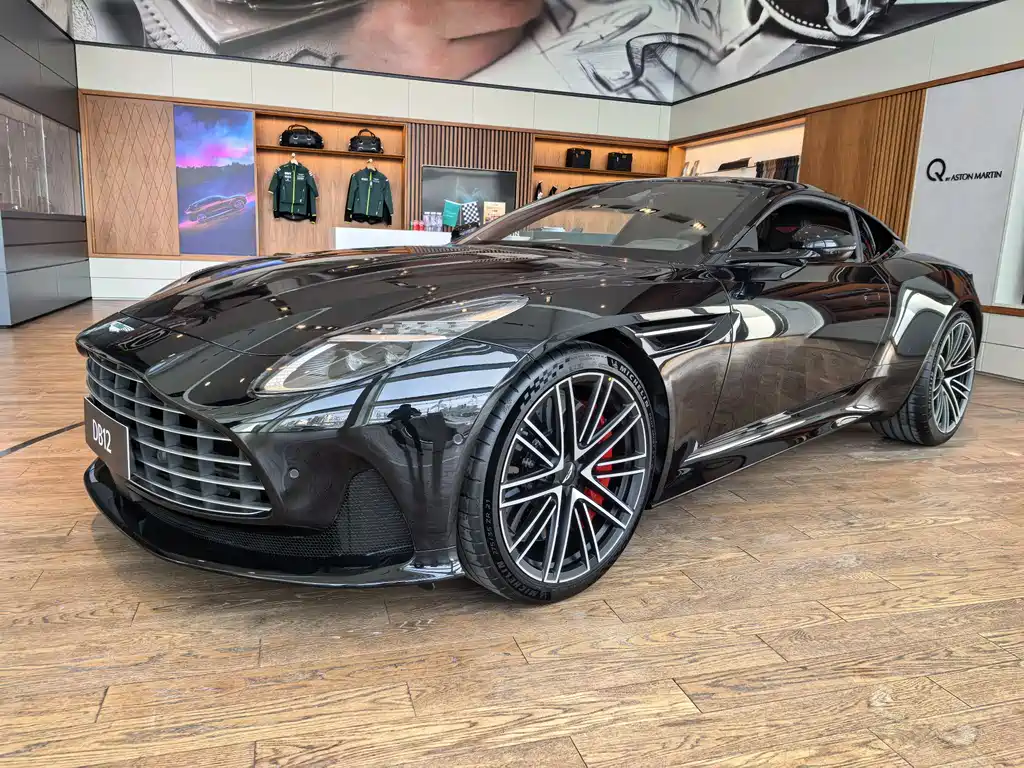 Aston Martin DB12 — фото 1