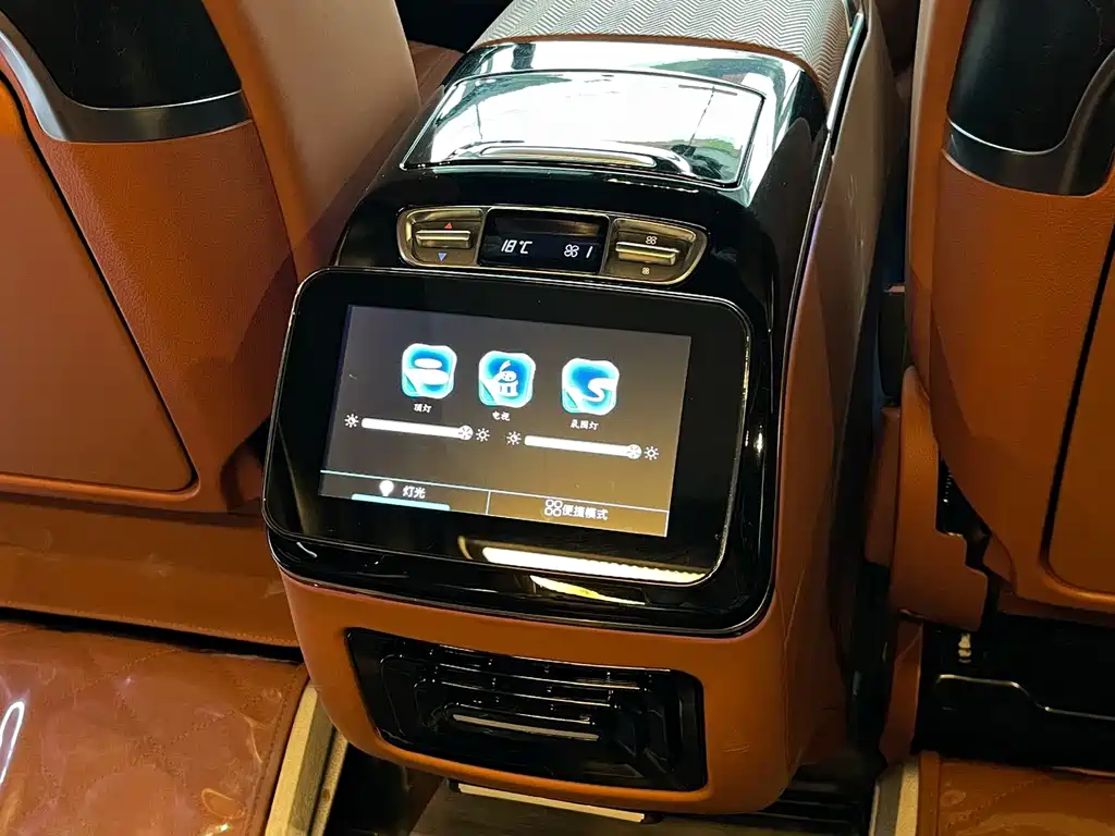 Mercedes-Benz V-Class 2025 — фото 10