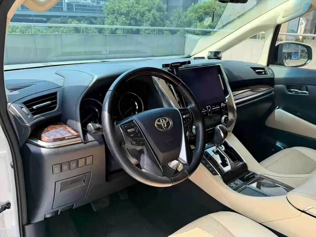 Toyota Alphard 2023 — фото 3
