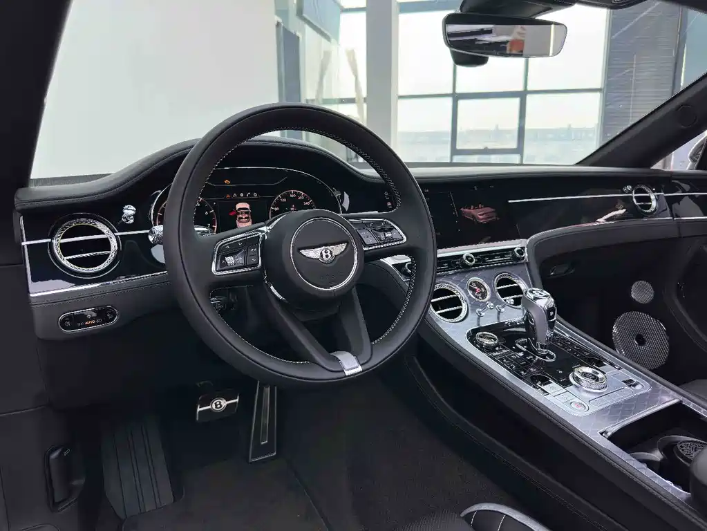 Bentley Continental 2023 — фото 19