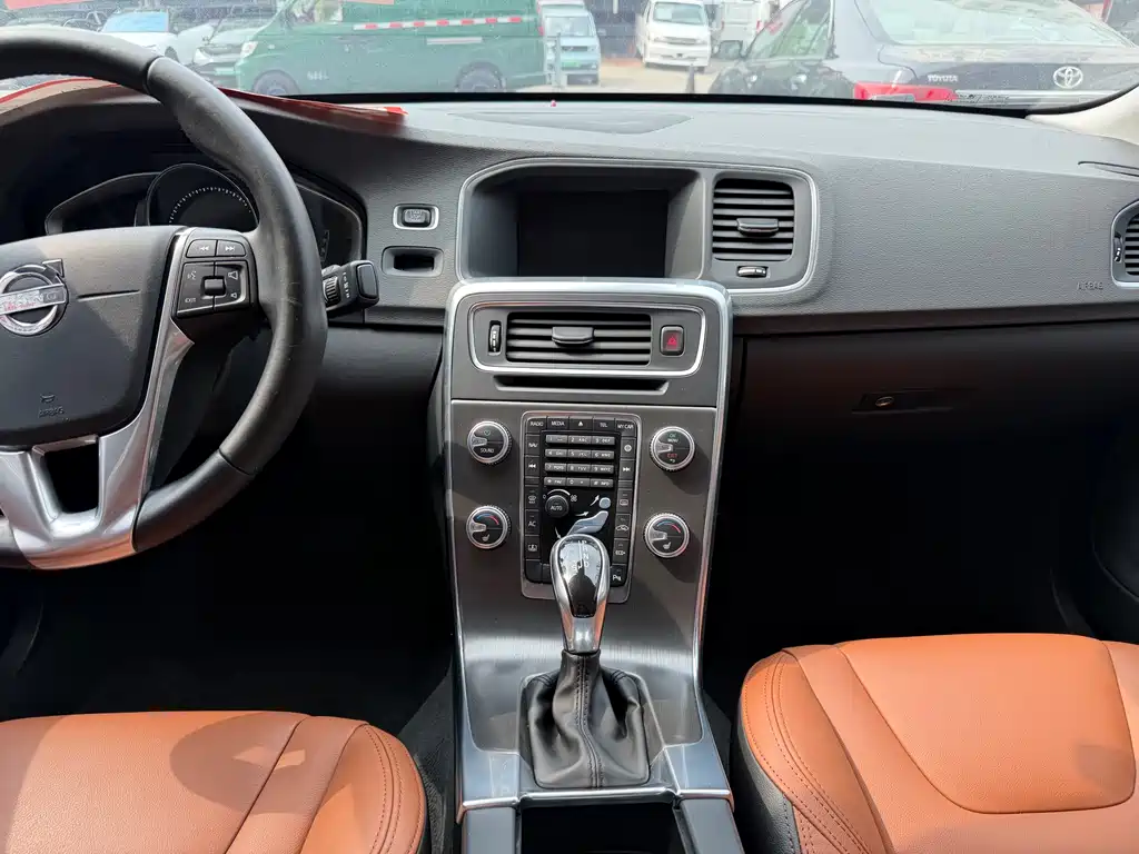 Volvo S60 2015 — фото 10