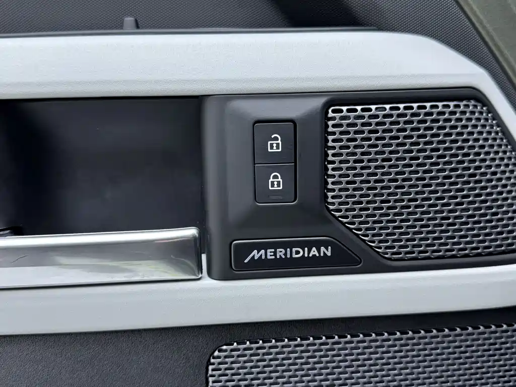 Land Rover Defender 2023 — фото 16