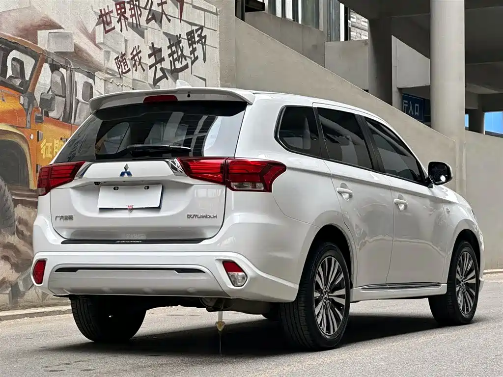 Mitsubishi Outlander 2023 — фото 5