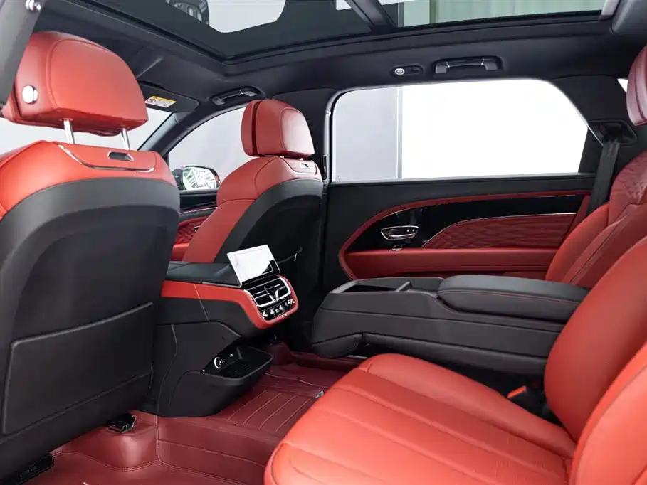 Bentley Bentayga 2023 — фото 13