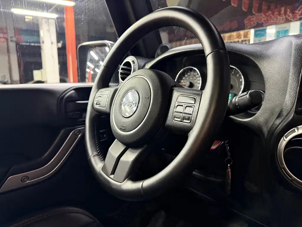 Jeep Wrangler 2012 — фото 13
