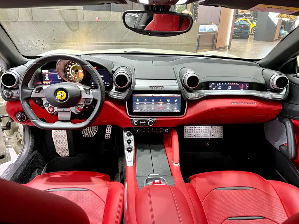 Ferrari GTC4Lusso 2018 — фото 15