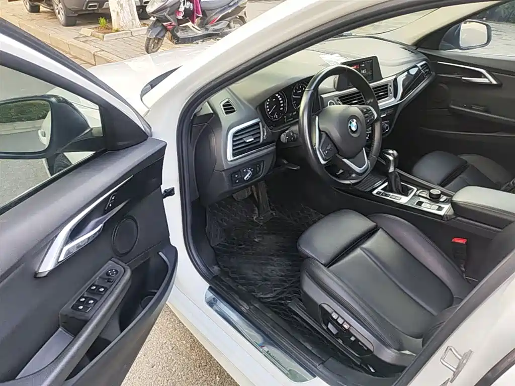 BMW 1 Series 2019 — фото 16