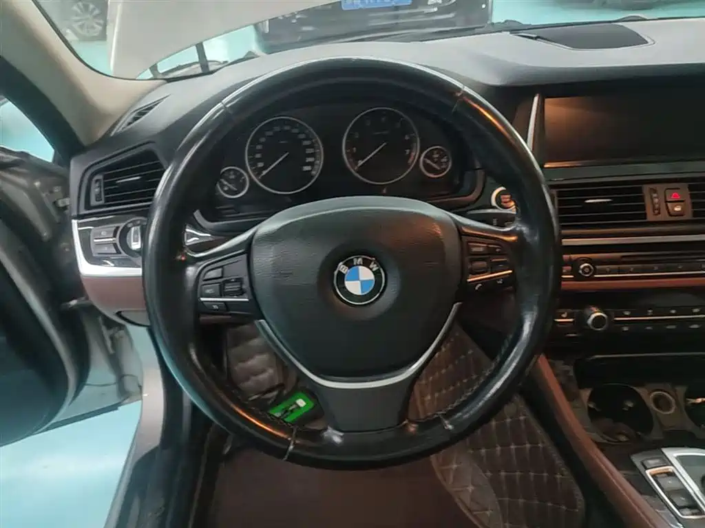 BMW 5 Series 2016 — фото 11
