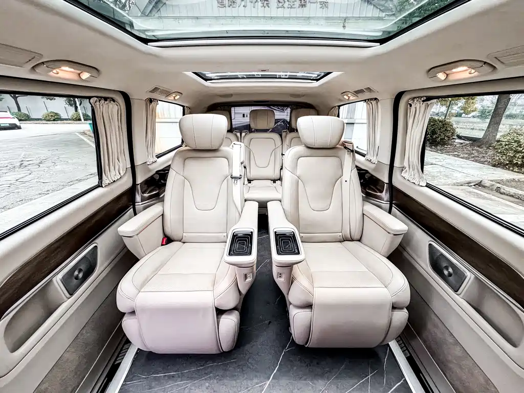 Mercedes-Benz V-Class 2023 — фото 21