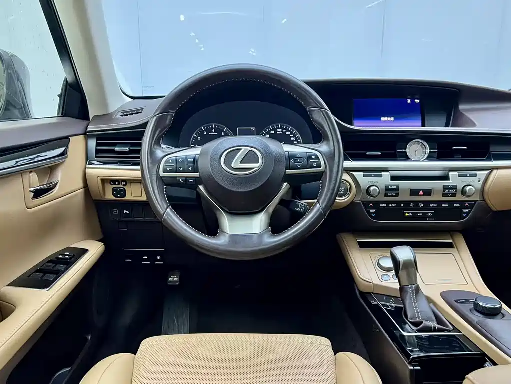 Lexus ES 2018 — фото 12
