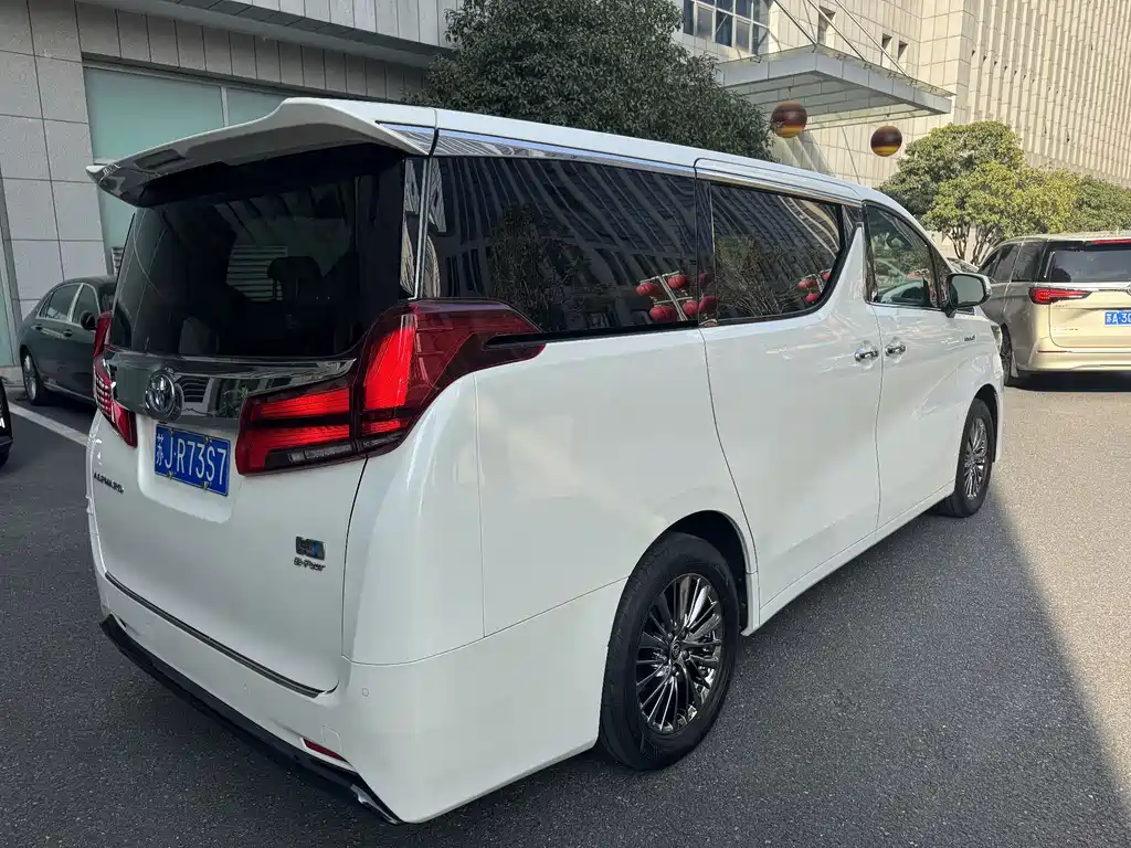 Toyota Alphard 2023 — фото 7