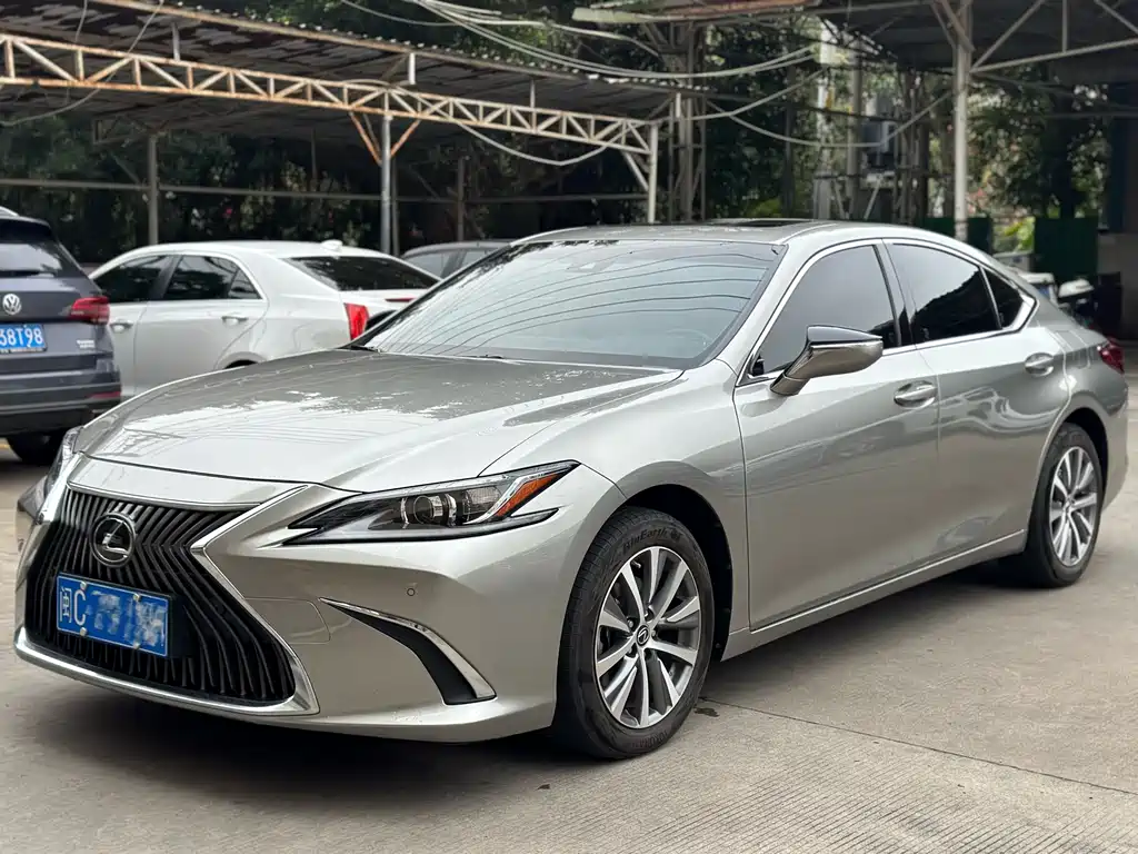 Lexus ES 2021 — фото 1