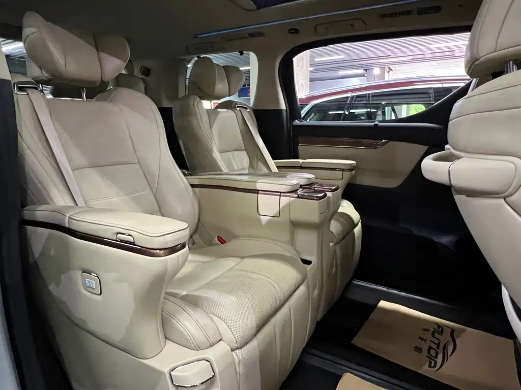 Toyota Alphard 2017 — фото 13