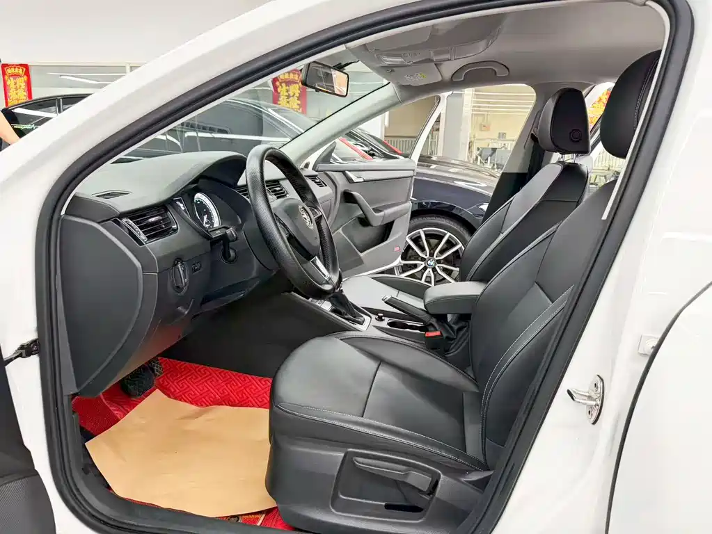 Skoda Octavia 2022 — фото 7