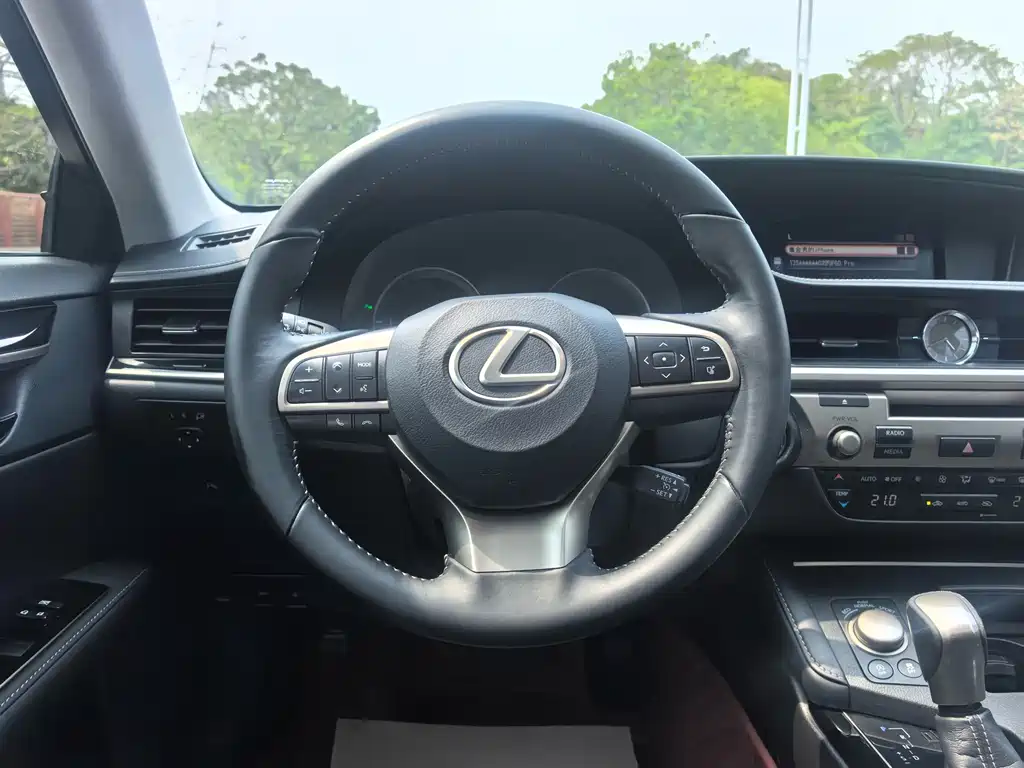 Lexus ES 2015 — фото 16