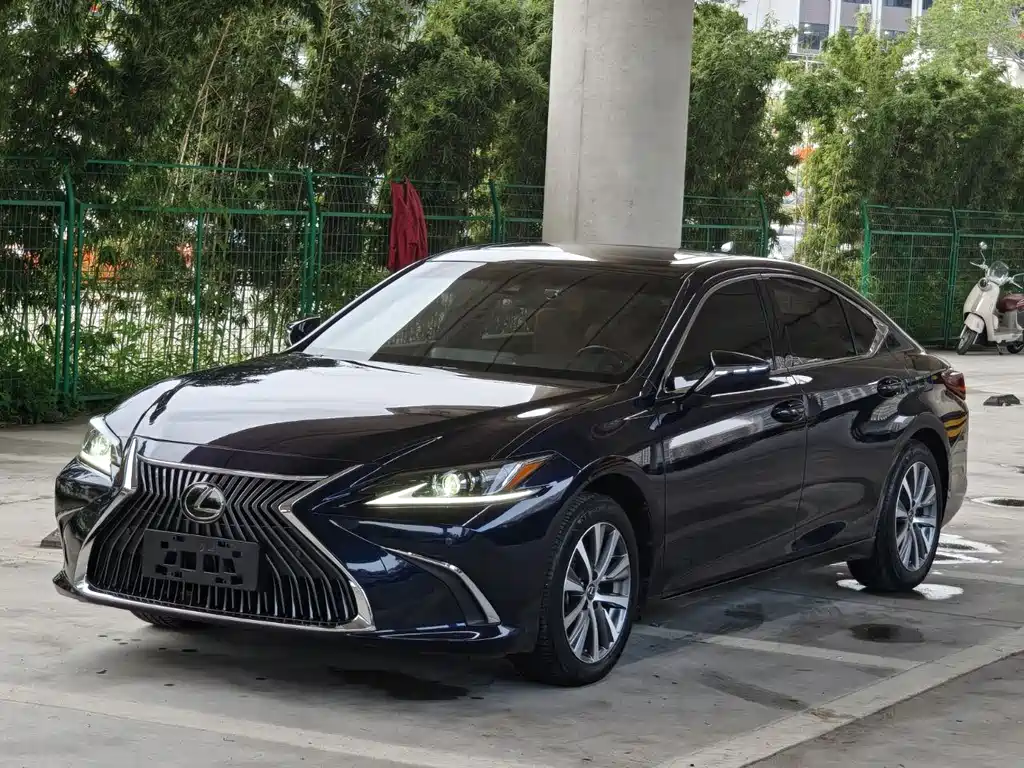Lexus ES 2020 — фото 1