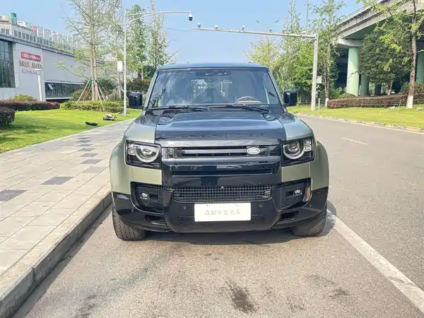 Land Rover Defender 2024