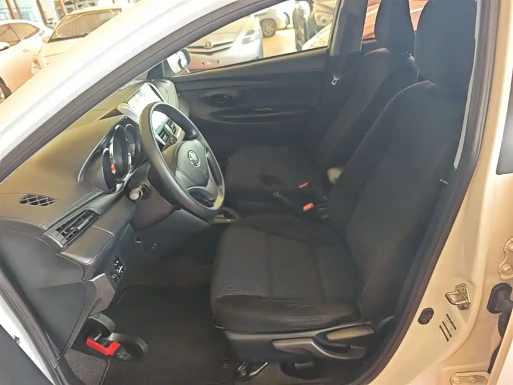 Toyota Yaris L 2018 — фото 14