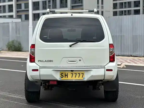 Nissan Paladin 2012