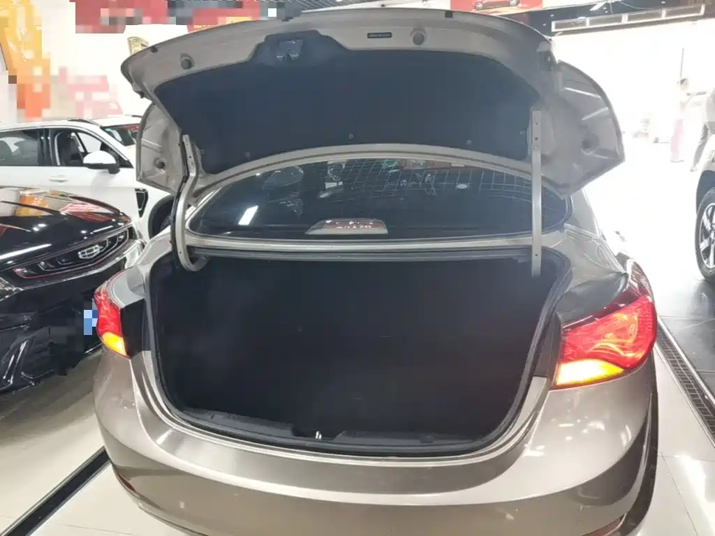 Hyundai Elantra 2017 — фото 19