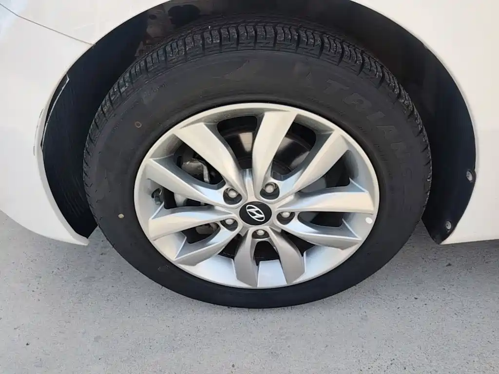 Hyundai Elantra 2016 — фото 23
