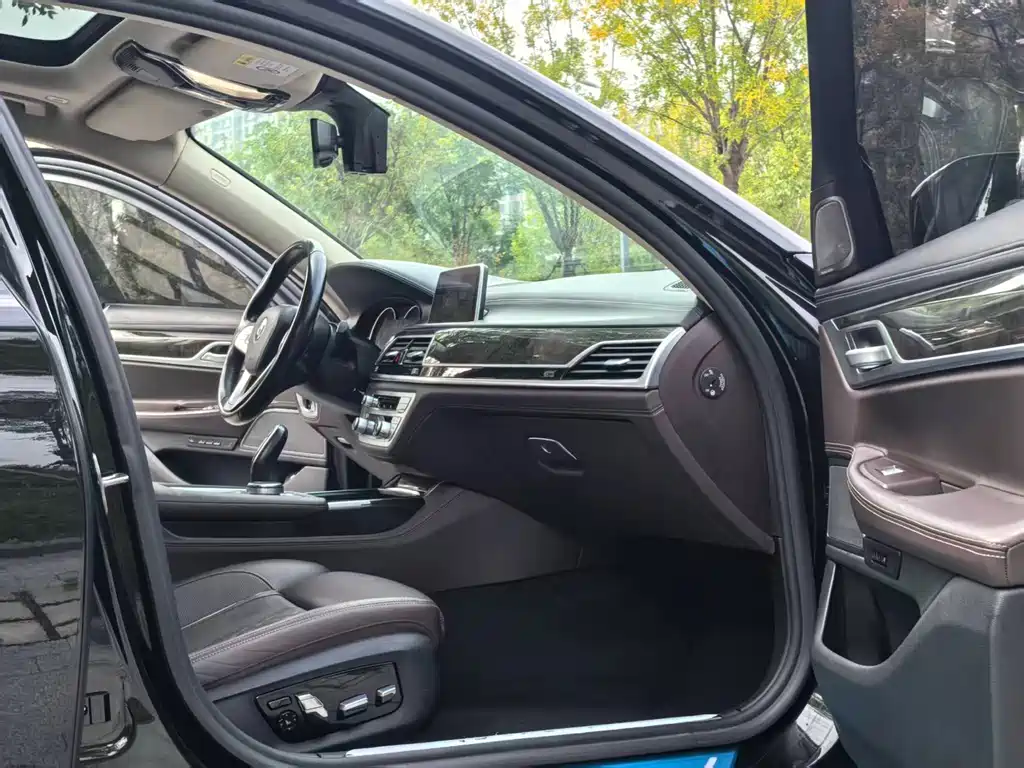 BMW 7 Series 2019 — фото 12