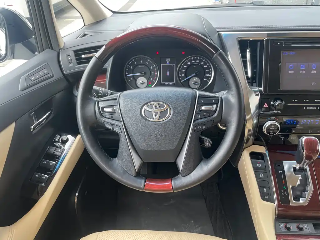 Toyota Alphard 2018 — фото 12