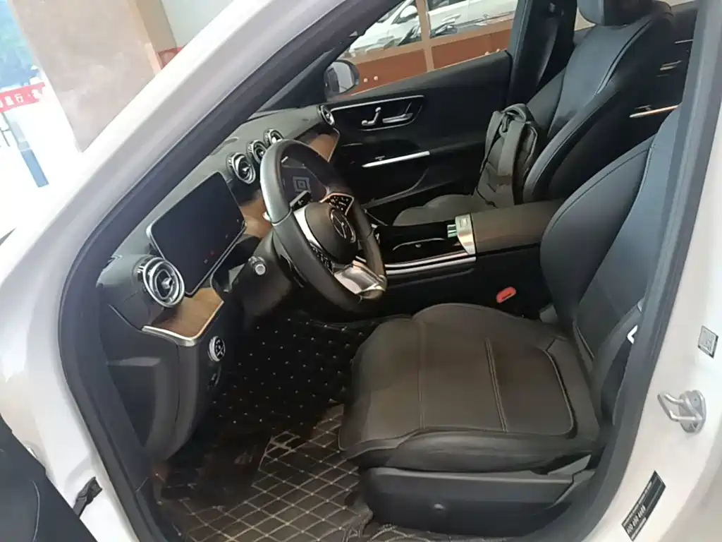 Mercedes-Benz C-Class 2023 — фото 15