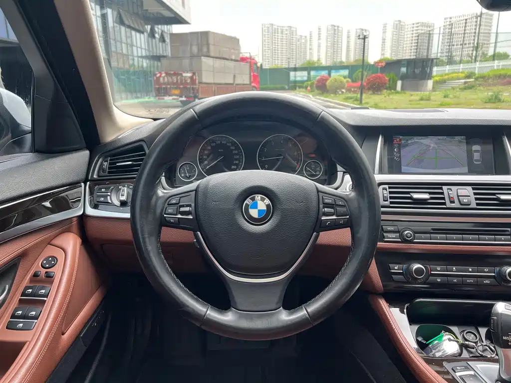 BMW 5 Series 2016 — фото 13