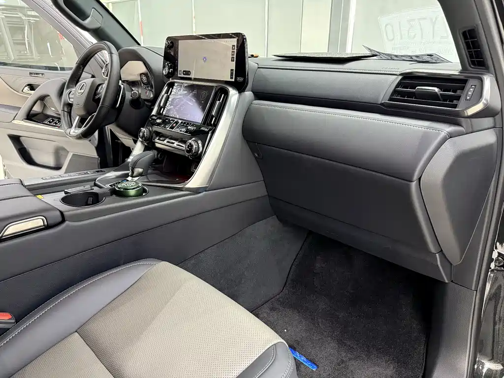 Lexus LX — фото 8