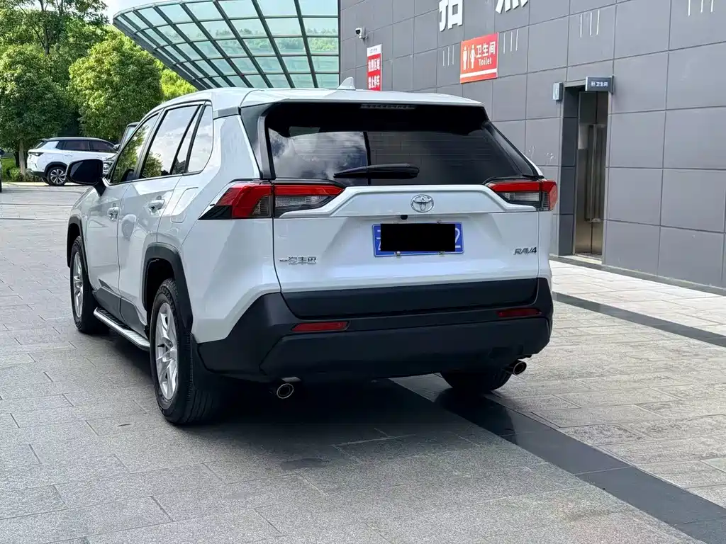 Toyota RAV4 2023 — фото 12