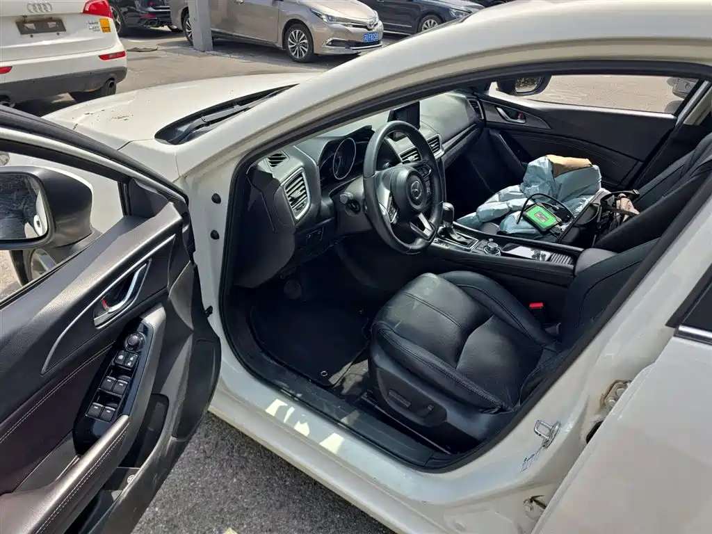 Mazda 3 Axela 2018 — фото 13