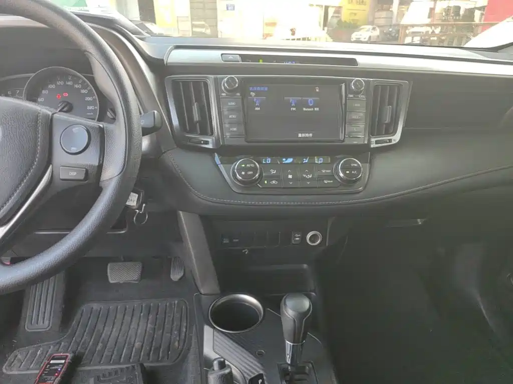 Toyota RAV4 2016 — фото 13