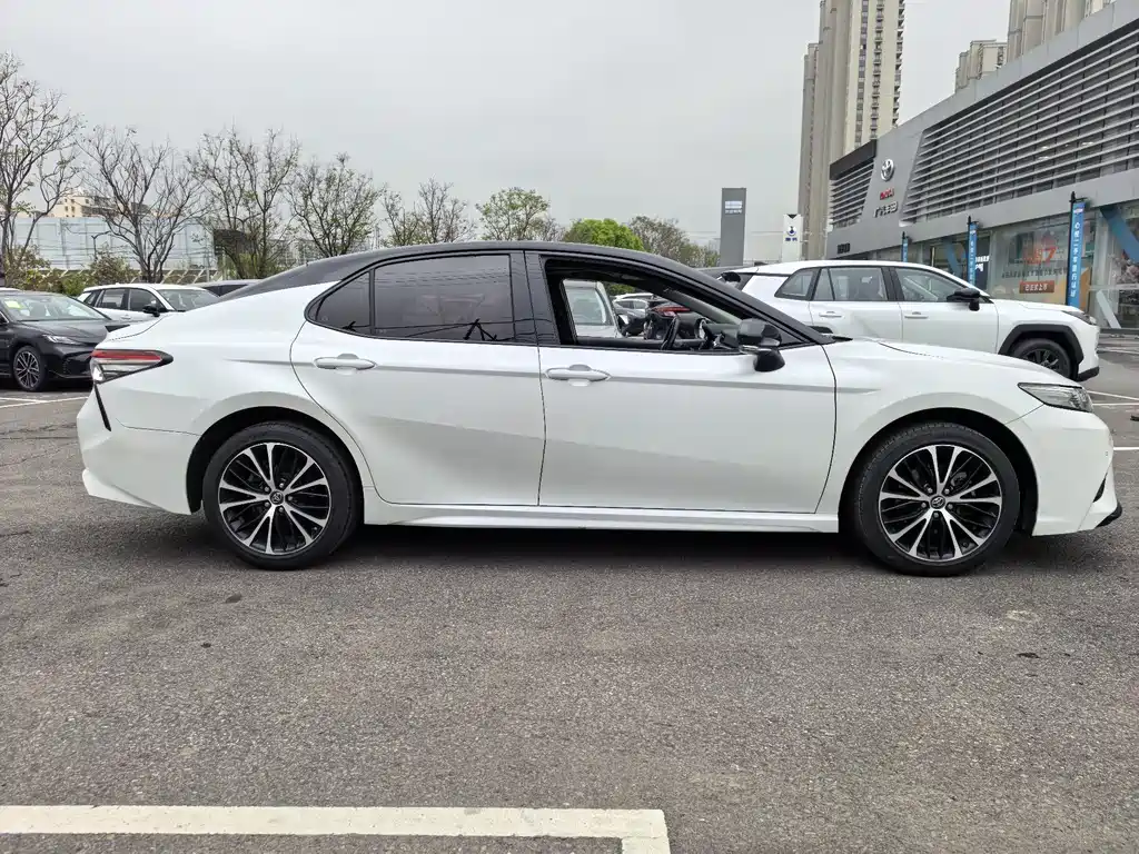 Toyota Camry 2019 — фото 13