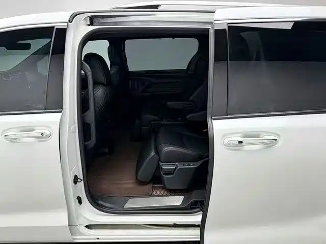 Toyota Sienna 2023 — фото 10