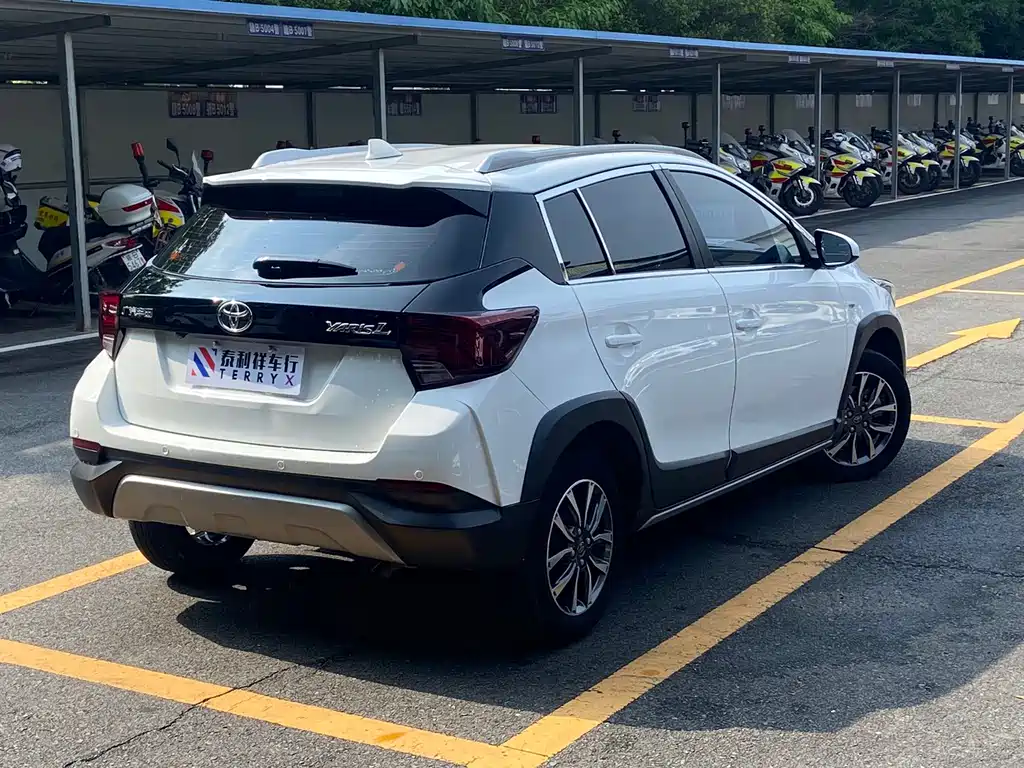 Toyota Yaris L 2022 — фото 4